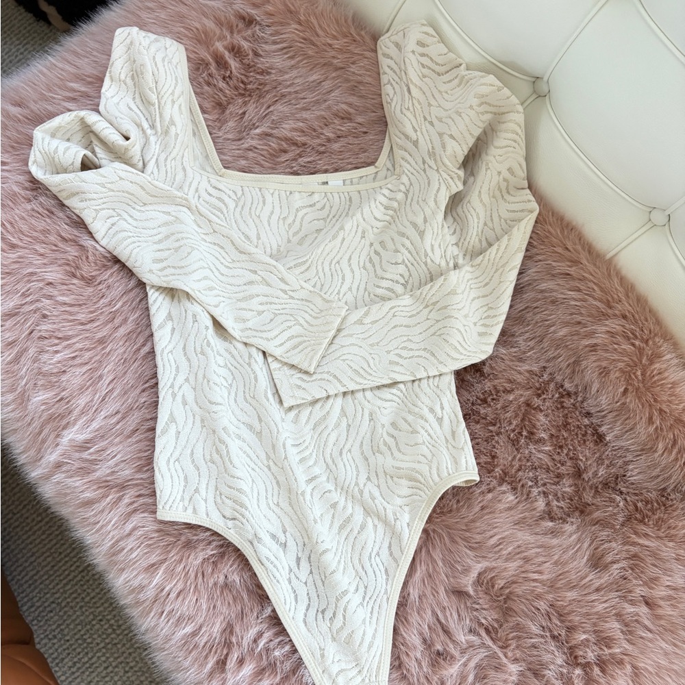 Like-new! Aritzia Babaton Textured Cream bodysuits
